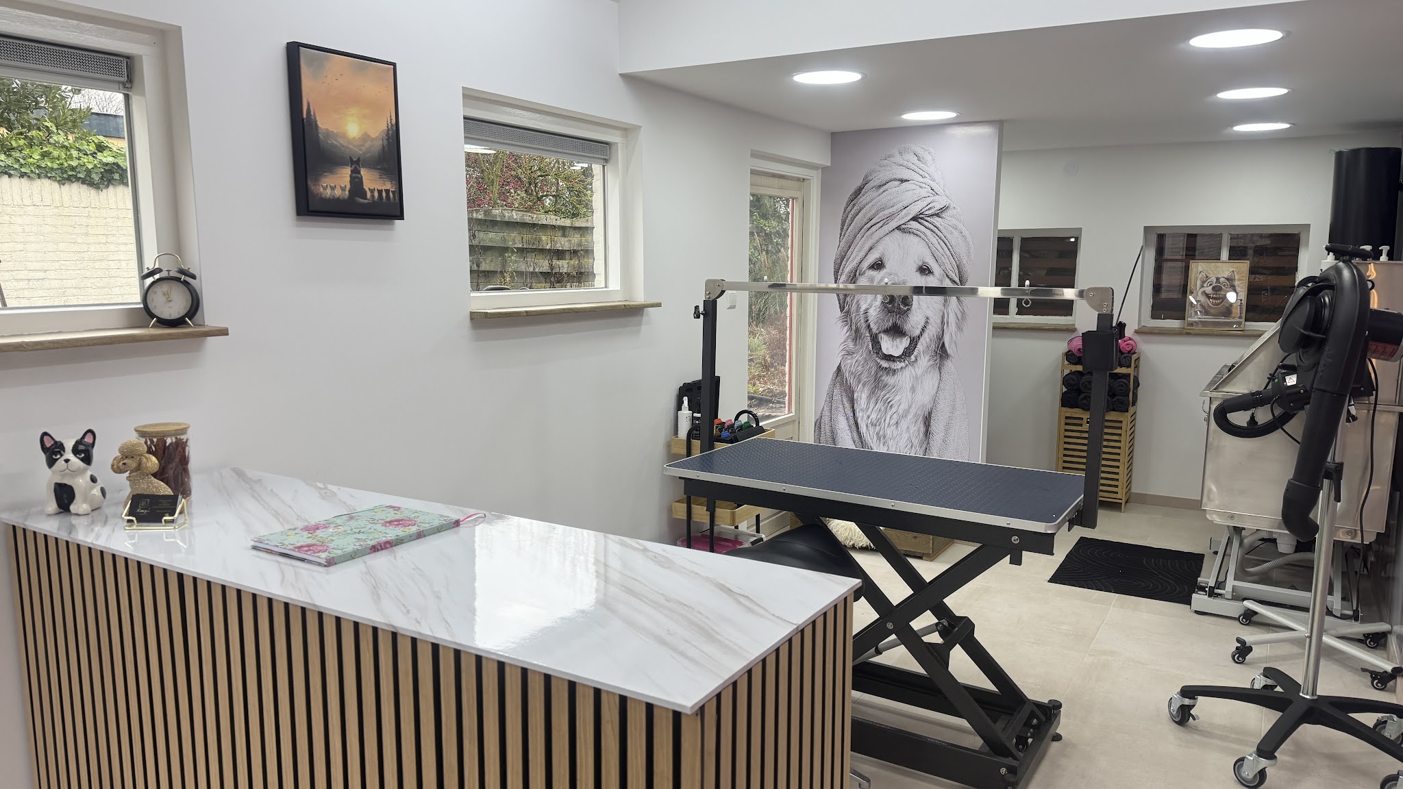De trimsalon met trimtafel, lichte wanden en houten balie